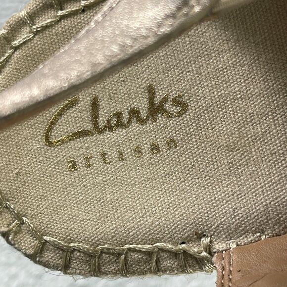 Clarks Artisan Sandal Wedges Women's 11 Metallic Gold Strap Woven Heel Petrina - Picture 11 of 12